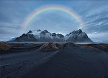 载誉而归，中国足协秘书长袁永清一行为归来的球员戴上花环