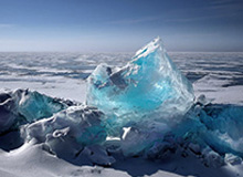 载誉而归，中国足协秘书长袁永清一行为归来的球员戴上花环