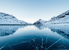 载誉而归，中国足协秘书长袁永清一行为归来的球员戴上花环