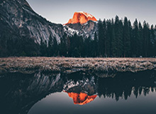 载誉而归，中国足协秘书长袁永清一行为归来的球员戴上花环