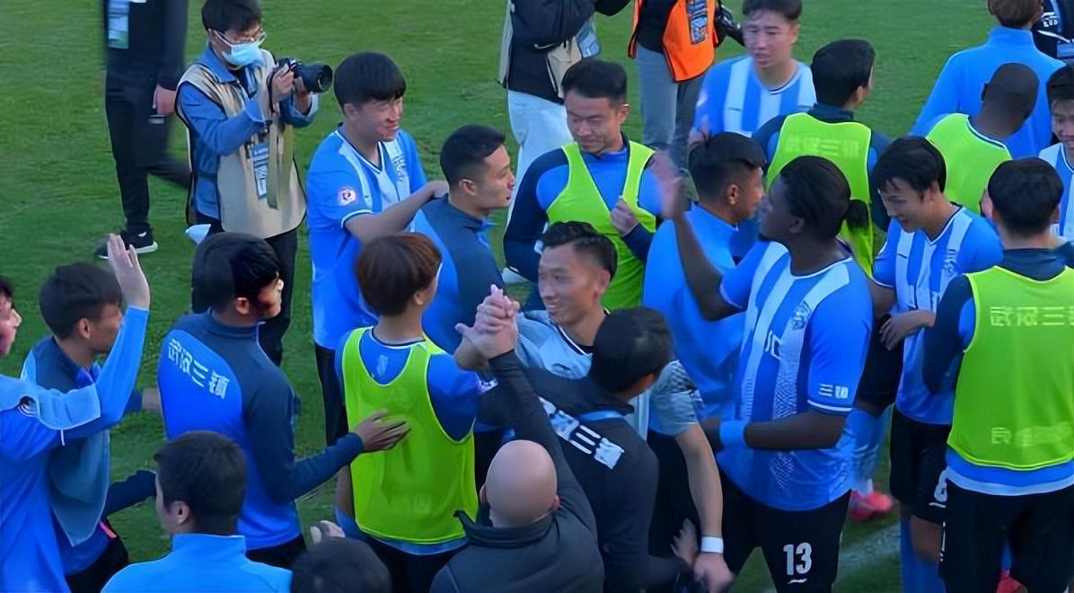 开云体育官网-贺惯刚正式加盟武汉三镇，就火线迎来新中卫搭档，曾是喀麦隆国脚